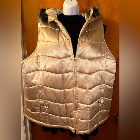 Women’s Vest - Picture 1 of 8